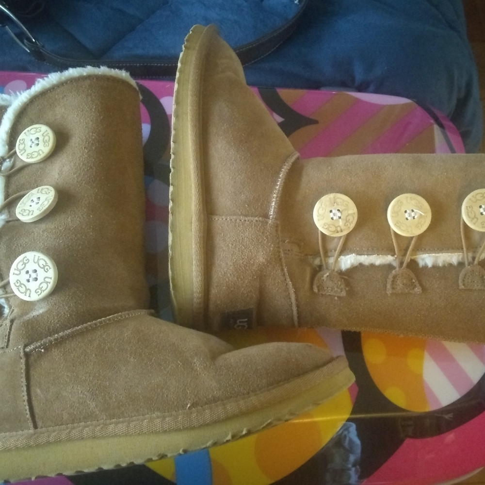 UGG BOOTS SIZE 6